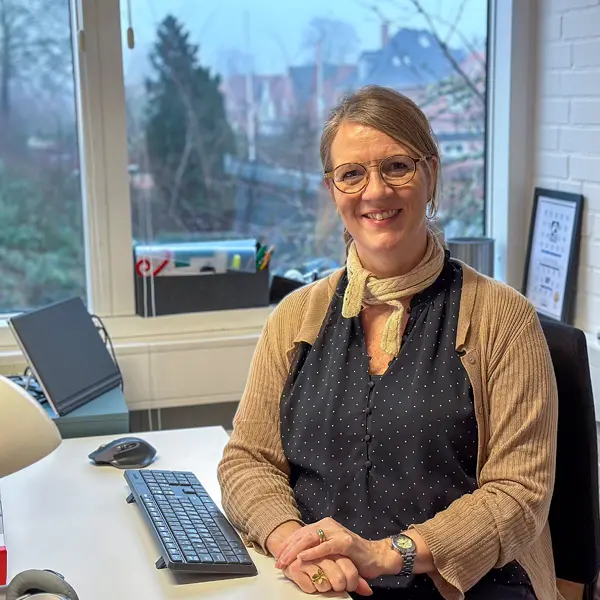 Susan står med nyt og ukendt produkt til ledere